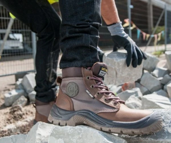 Tại sao giày bảo hộ là lựa chọn quan trọng cho người lao động?