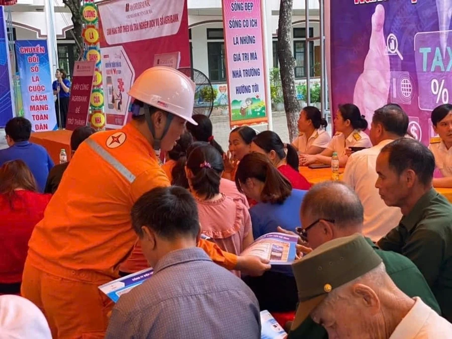 Điện lực miền Bắc ‘đi từng ngõ, gõ từng nhà’ tuyên truyền tiết kiệm điện