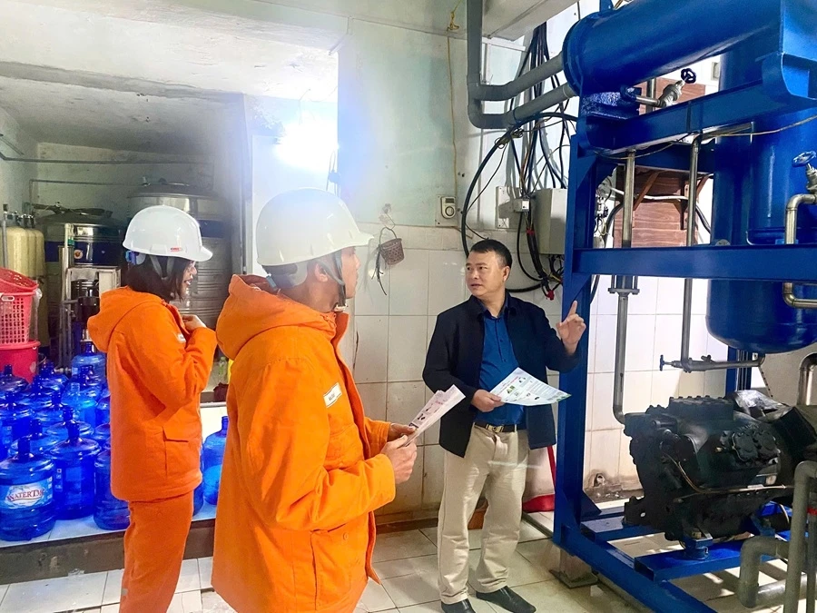 Điện lực miền Bắc ‘đi từng ngõ, gõ từng nhà’ tuyên truyền tiết kiệm điện