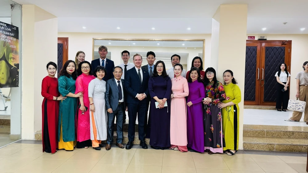 Phim tài liệu Thụy Điển 'Chiến thắng của Việt Nam' về ngày 30-4-1975 được trao tặng cho Viện Phim Việt Nam.