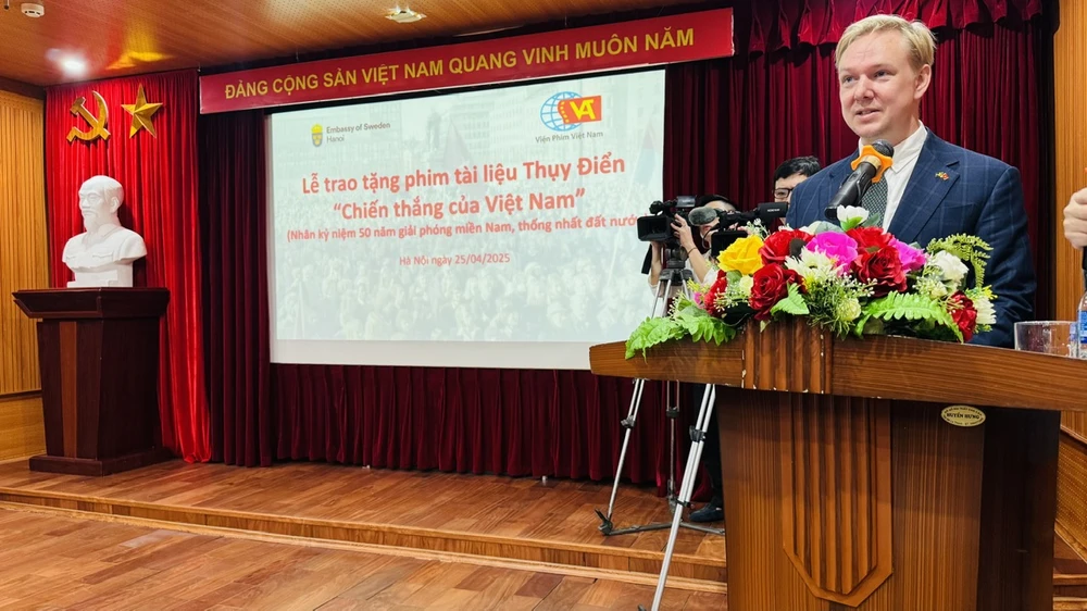 Phim tài liệu Thụy Điển 'Chiến thắng của Việt Nam' về ngày 30-4-1975 được trao tặng cho Viện Phim Việt Nam.