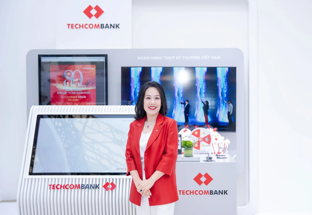 techcombank-ghi-dau-an-tai-trien-lam-thanh-tuu-dat-nuoc- (1).jpg
