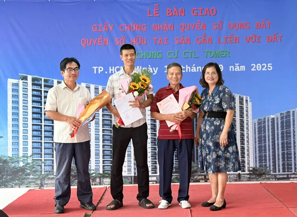 Hàng trăm cư dân tại TP.HCM nhận sổ hồng từ Công ty TNHH Chung Trang Linh