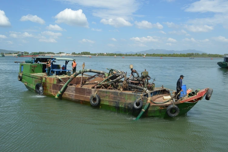 Bắt sáu tàu, xà lan khai thác cát trái phép ảnh 1