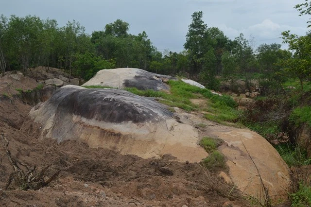 tảng đá được "nhồi" thuốc nổ