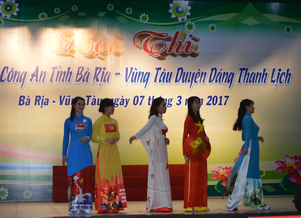 Phần trình diễn áo dài của Phòng Cảnh sát Quản lý Hành chính về TTXH