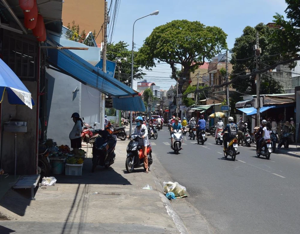 Phần mái hiên quá thấp như trên sẽ bị tháo dỡ