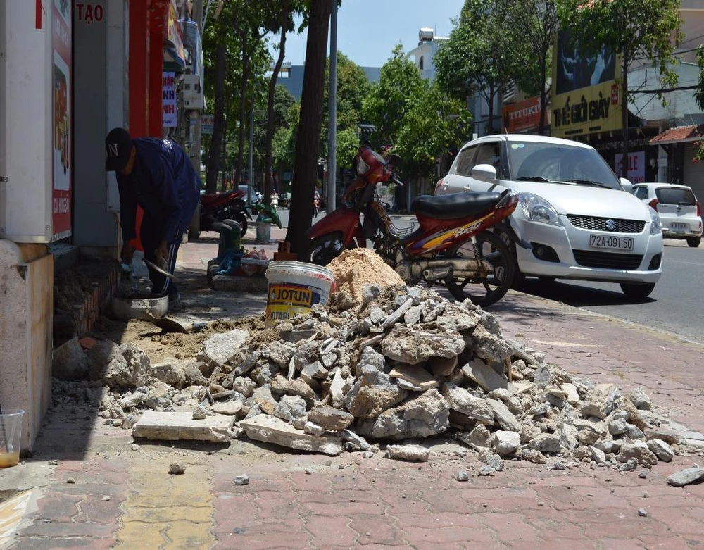 Nhiều người dân TP Vũng Tàu tự tháo dỡ phần lấn vỉa hè