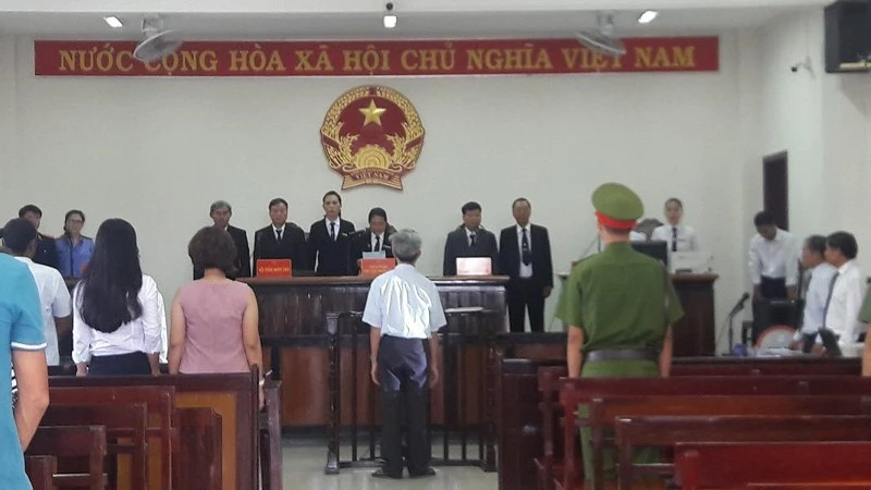 Gần 20g30: Tòa tuyên án ông Nguyễn Khắc Thủy 3 năm tù ảnh 1 nguyen-khac-thuy-dam-o