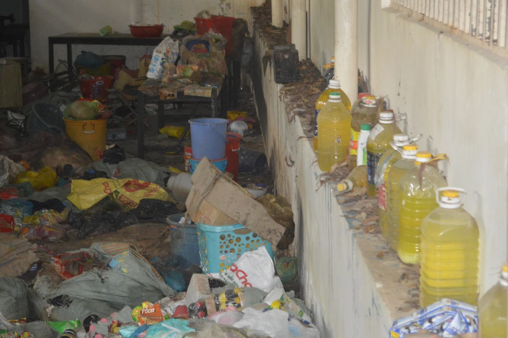 Dầu ăn, nước tương, quần áo, đồ chơi của trẻ vứt thành đống lộn xộn 