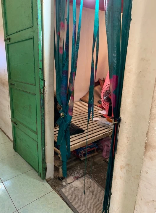 Bắt người chồng chích điện vào cổ vợ vì không đưa tiền trả nợ ảnh 1 Bắt người chồng chích điện vào cổ vợ vì không đưa tiền trả nợ ảnh 1