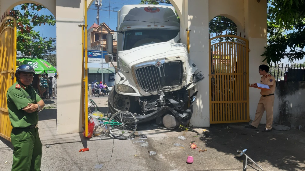 Ô tô đầu kéo húc hàng loạt xe máy rồi tông vào cổng chùa ảnh 1