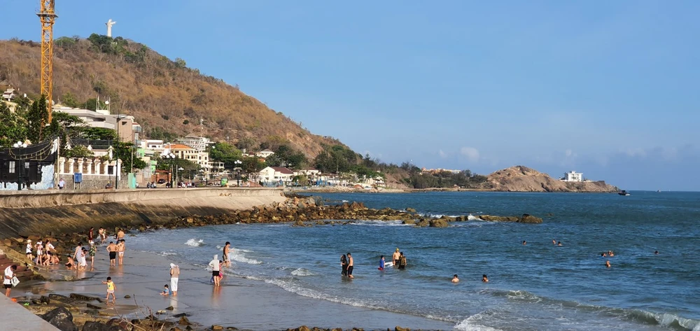  Bà Rịa-Vũng Tàu: Được tắm biển từ 7-5, phải cách nhau 1 m ảnh 1