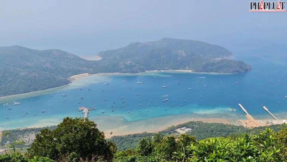 Thời gian qua điện tại Côn Đảo bị thiếu, phải cúp điện luận phiên. Ảnh một góc Côn Đảo: MC Thời gian qua điện tại Côn Đảo bị thiếu, phải cúp điện luận phiên. Ảnh một góc Côn Đảo: MC