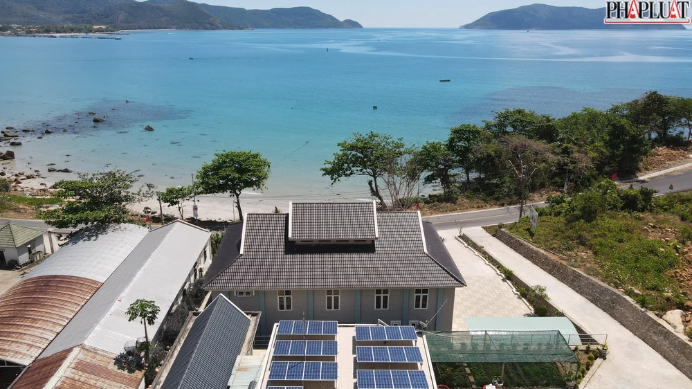 Trạm Kiểm lâm cơ động (Hạt kiểm lâm VQG Côn Đảo) triển khai lắp hệ thống điện mặt trời trên mái nhà để sử dụng cho chính đơn vị-Ảnh:HS