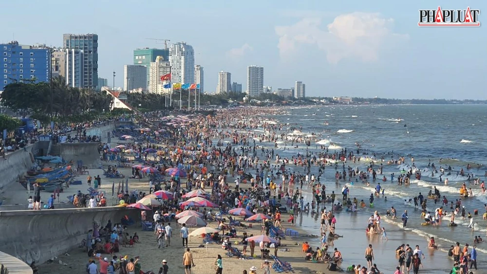 Xây dựng thí điểm phương án mẫu về quản lý, khai thác các bãi tắm biển nhằm tạo thêm sản phẩm du lịch, bảo đảm vệ sinh môi trường, chống đuối nước. Ảnh:TK Xây dựng thí điểm phương án mẫu về quản lý, khai thác các bãi tắm biển nhằm tạo thêm sản phẩm du lịch, bảo đảm vệ sinh môi trường, chống đuối nước. Ảnh:TK