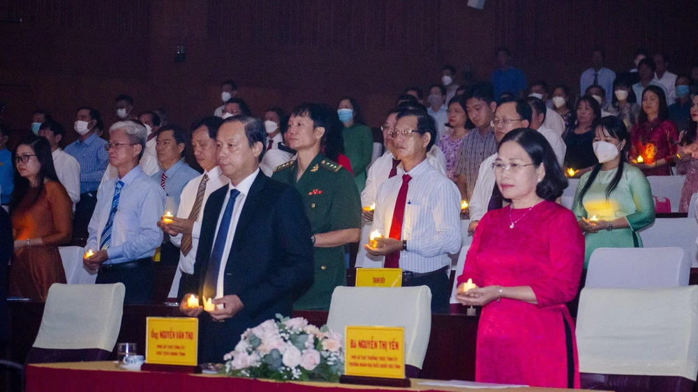 Các đại biểu cùng thắp lên ngọn lửa ấm, tưởng niệm các nạn nhân tử vong do COVID-19. ẢNh:MT