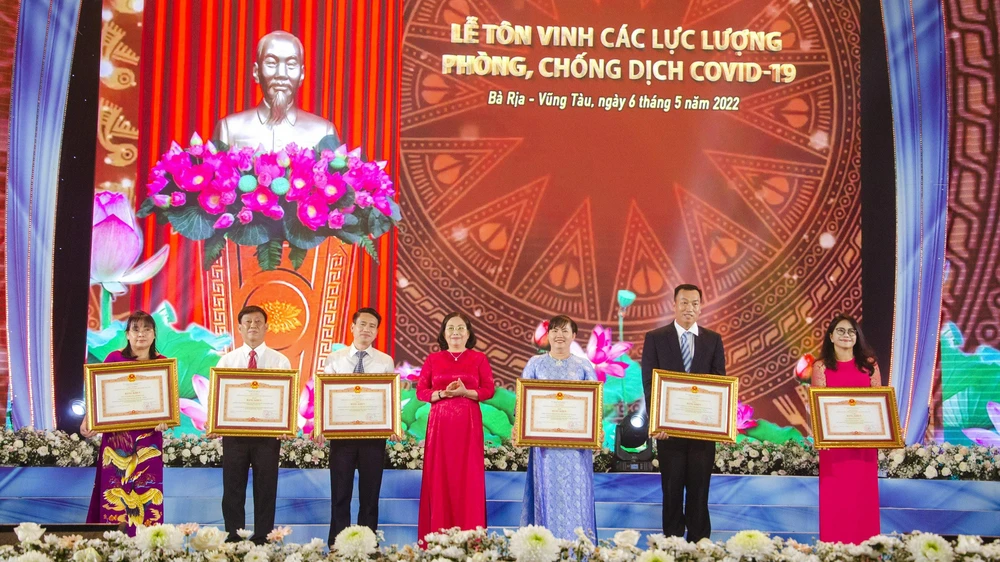 Tặng bằng khen của Thủ tướng Chính phủ cho 6 tập thể có nhiều đóng góp trong công tác phòng, chống dịch-Ảnh: MT