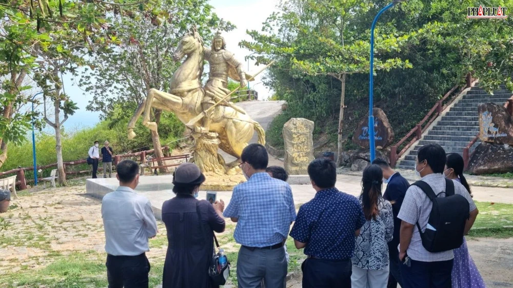 Hội đồng Nghệ thuật trong một buổi làm việc thực tế tại KDL Hồ Mây Vũng Tàu-Ảnh:TĐ Hội đồng Nghệ thuật trong một buổi làm việc thực tế tại KDL Hồ Mây Vũng Tàu-Ảnh:TĐ