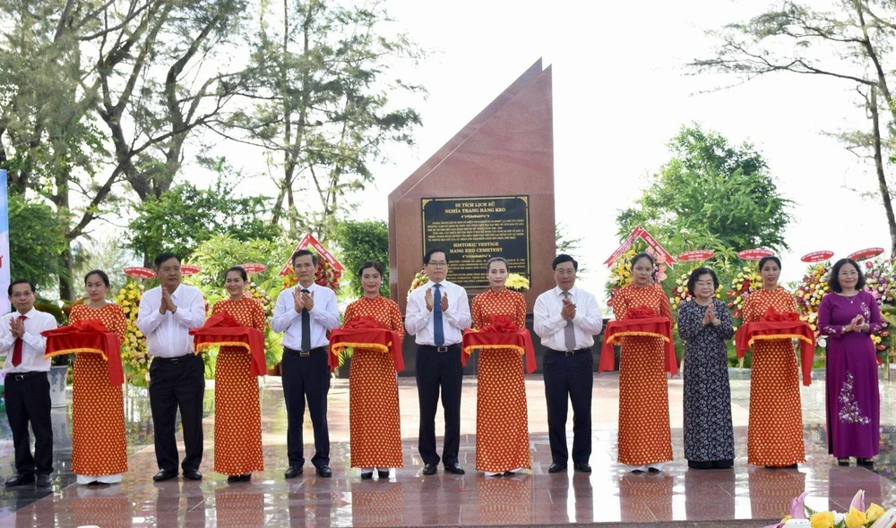 Phó Thủ tướng Phạm Bình Minh cùng nguyên Phó chủ tịch Nước Trương Mỹ Hoa tại lễ khánh thành công trình chỉnh trang nghĩa trang Hàng Keo-Ảnh:MC Phó Thủ tướng Phạm Bình Minh cùng nguyên Phó chủ tịch Nước Trương Mỹ Hoa tại lễ khánh thành công trình chỉnh trang nghĩa trang Hàng Keo-Ảnh:MC