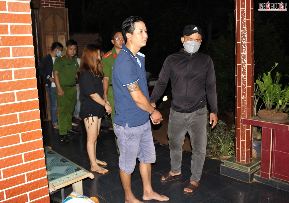 Hoàn cùng bạn bị công an tạm giữ-Ảnh:ĐT