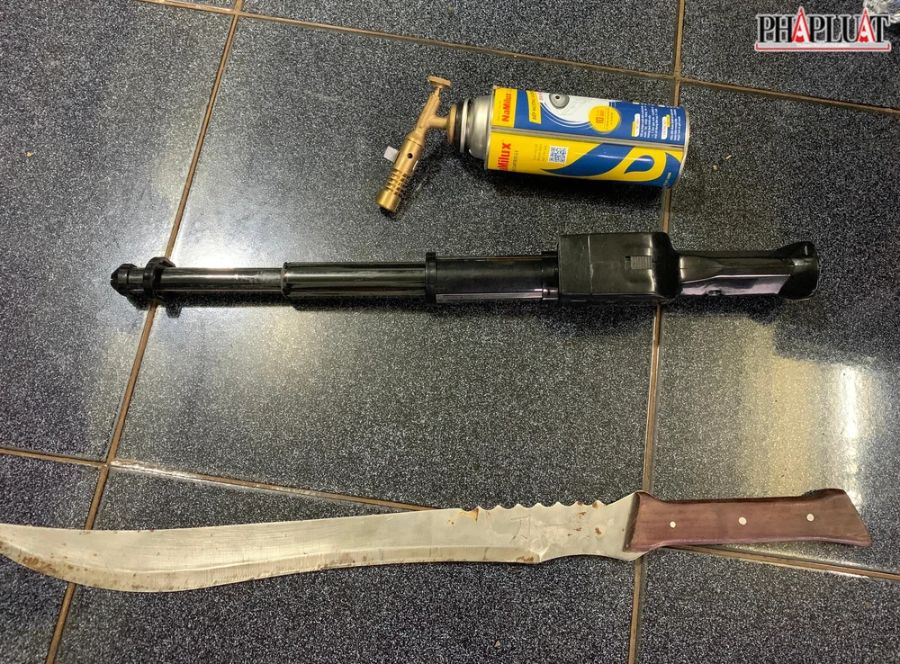 Bình ga để khò lửa, hung khí thu giữ tại nhà Hoàn. Ảnh:ĐT