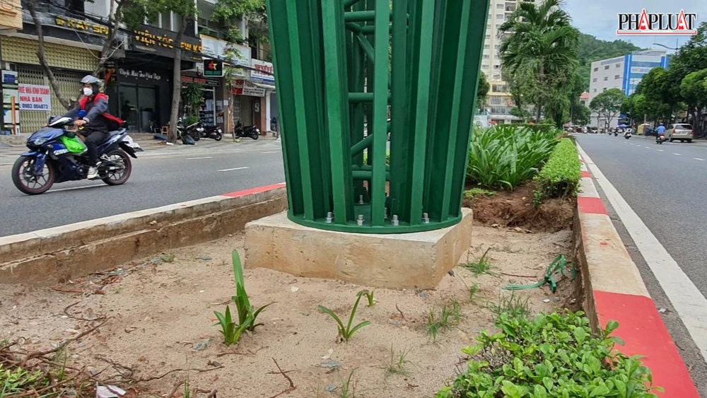 Trụ được cố định bằng bê tông kiên cố và 16 bulông-Ảnh:TK Trụ được cố định bằng bê tông kiên cố và 16 bulông-Ảnh:TK