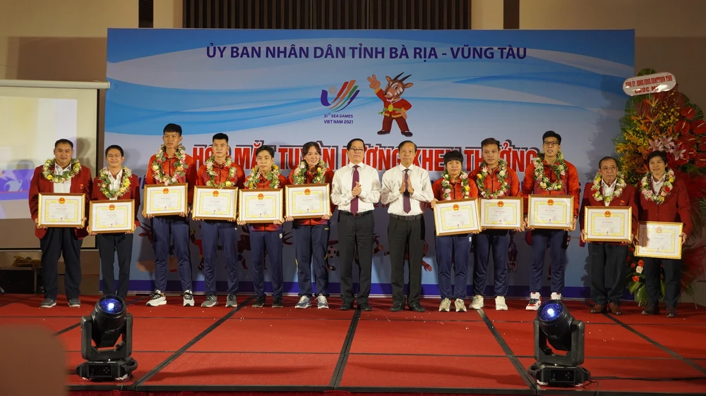 Lãnh đạo tỉnh Bà Rịa- Vũng Tàu trao bằng khen các VĐV, HLV đạt thành tích xuất sắc tại SEA Games 31- Ảnh:TA