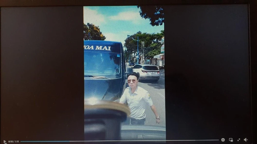 Tài xế xe Hoa Mai hung hăng bước xuống dằn mặt, chửi bới tài xế xe đối diện dù mình là người đi sai. Ảnh cắt từ clip.