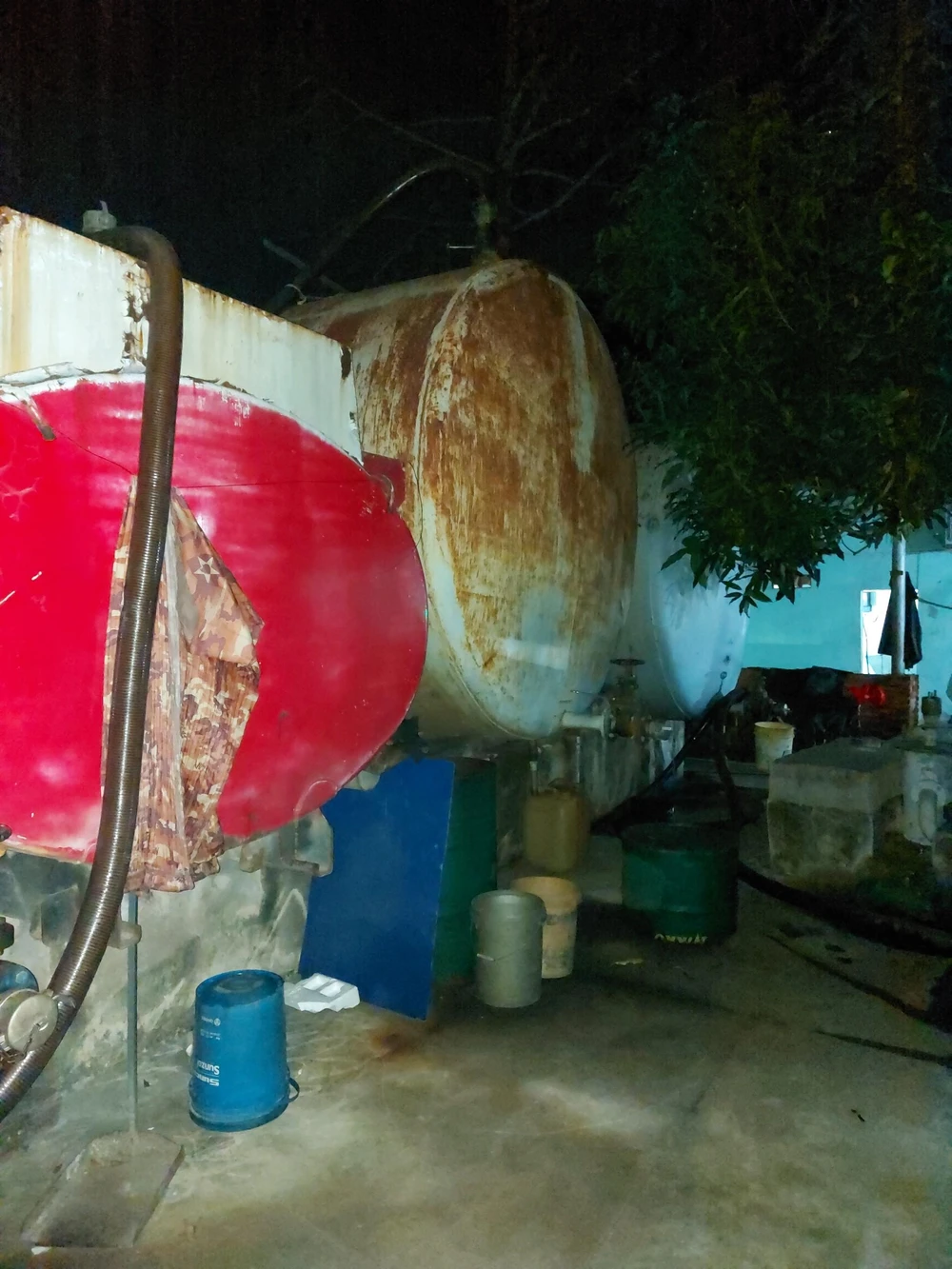 Bồn xăng trong cửa hàng Gia Khiêm Vũng Tàu. Ảnh: NP Bồn xăng trong cửa hàng Gia Khiêm Vũng Tàu. Ảnh: NP