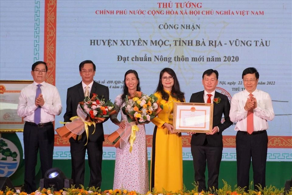 Huyện Xuyên Mộc đón nhận Bằng công nhận đạt chuẩn Nông thôn mới-Ảnh:TA