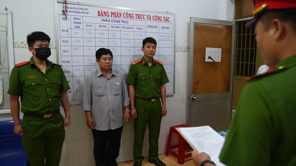 Cơ quan CSĐT công an thị xã Phú Mỹ đọc lệnh khởi tố, bắt tạm giam tài xế Phát. Ảnh: Mạnh Khá Cơ quan CSĐT công an thị xã Phú Mỹ đọc lệnh khởi tố, bắt tạm giam tài xế Phát. Ảnh: Mạnh Khá