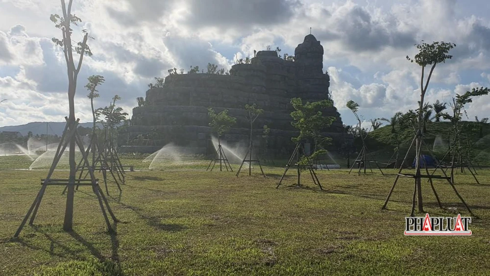 Núi nhân tạo được làm trong công viên bên cạnh hệ thống cây xanh đặc trưng của tỉnh Bà Rịa- Vũng Tàu được trồng, chăm sóc rất kỹ lưỡng-Ảnh:TK