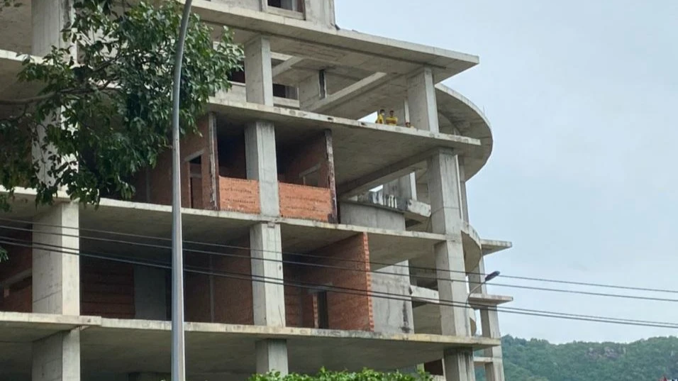 Lực lượng chức năng có mặt tại tòa nhà xây dựng dở dang để đưa thi thể nam thanh niên xuống dưới. Ảnh: MXH