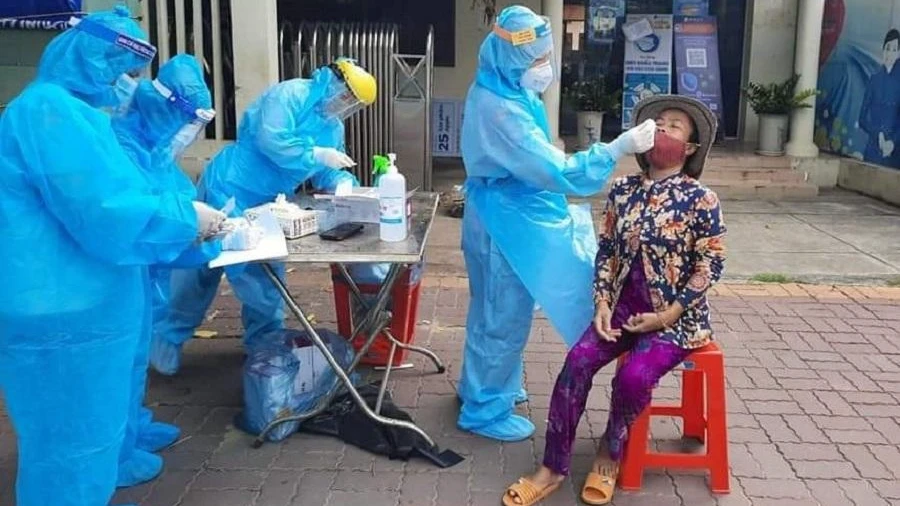 Áp lực và thu nhập là hai trong số các lý do chính khiến nhiều nhân viên y tế công lập xin nghỉ việc tại Bà Rịa- Vũng Tàu 2 năm qua. Ảnh minh họa: Lấy mẫu xét nghiệm trong dịch tại thị trấn Long Hải Áp lực và thu nhập là hai trong số các lý do chính khiến nhiều nhân viên y tế công lập xin nghỉ việc tại Bà Rịa- Vũng Tàu 2 năm qua. Ảnh minh họa: Lấy mẫu xét nghiệm trong dịch tại thị trấn Long Hải