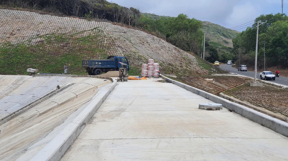 Việc thi công trước theo chủ đầu tư là do nóng lòng xây dựng một hồ chứa nước đảm bảo nguồn cung nước trên địa bàn-(Ảnh hồ chứa nước Suối Ớt vẫn đang thi công, thời điểm tháng 3-2022:HP)