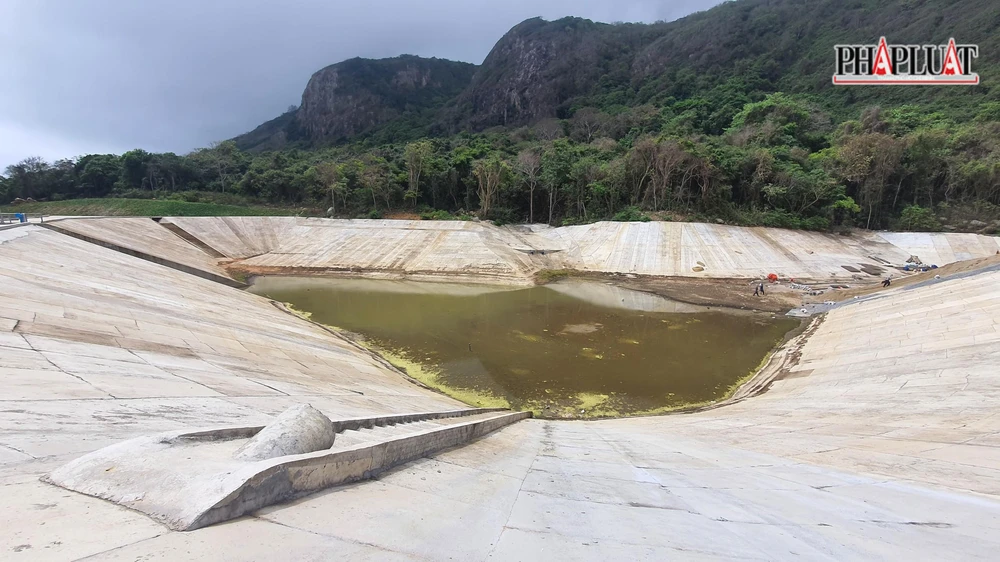 Hồ chứa nước Suối Ớt đã triển khai khi đất chưa được chuyển mục đích sử dụng từ đất rừng sang mục đích khác-Ảnh chụp tháng 3-2022:HP