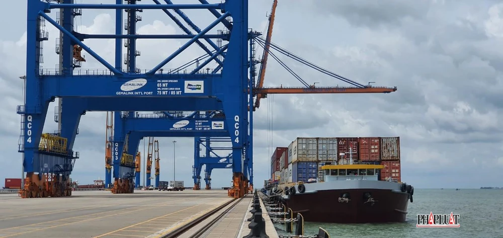 Cảng biển Bà Rịa- Vũng Tàu đang ngày càng được đầu tư, phát triển. (Ảnh tàu cập cảng Gemalink- cảng nước sâu lớn nhất khu vực Cái Mép-Thị Vải):TK