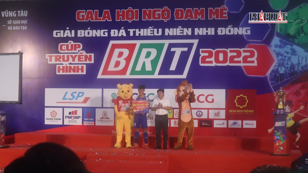 Cầu thủ xuất sắc nhất giải lứa U13 là hậu vệ Phạm Hoàng Nam (số 17) của đội TP Bà Rịa. Ảnh:TK