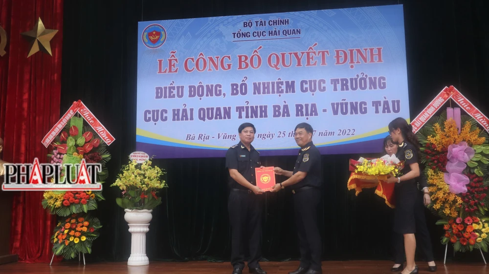 Ông Nguyễn Văn Thọ trao quyết định điều động, bổ nhiệm cho ông Nguyễn Trường Giang (bên trái ảnh):TK Ông Nguyễn Văn Thọ trao quyết định điều động, bổ nhiệm cho ông Nguyễn Trường Giang (bên trái ảnh):TK