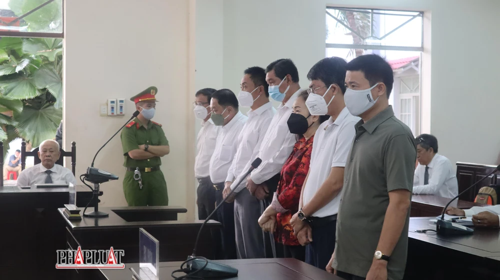 Các bị cáo nghe tuyên án sáng 4-8. Ảnh:TK