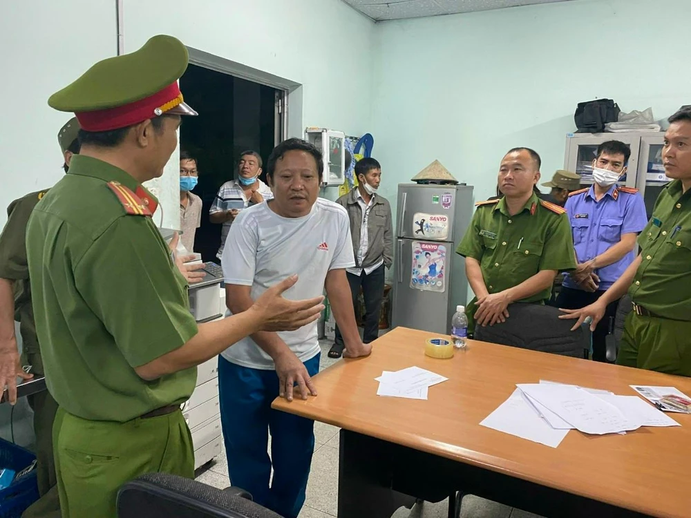 Công an thị xã Phú Mỹ khám xét tại trụ sở công ty Môi trường sạch-Ảnh:MK