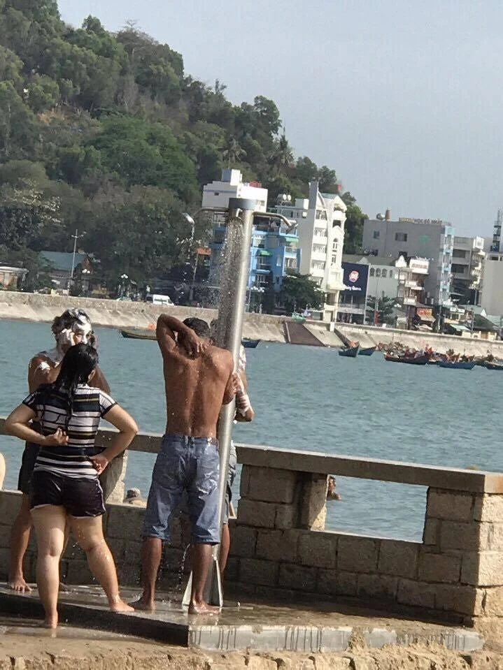 Hình ảnh người dân dùng dầu gội tắm tại trụ tắm nước ngọt công cộng khu vực công viên biển Bãi Trước, TP Vũng Tàu