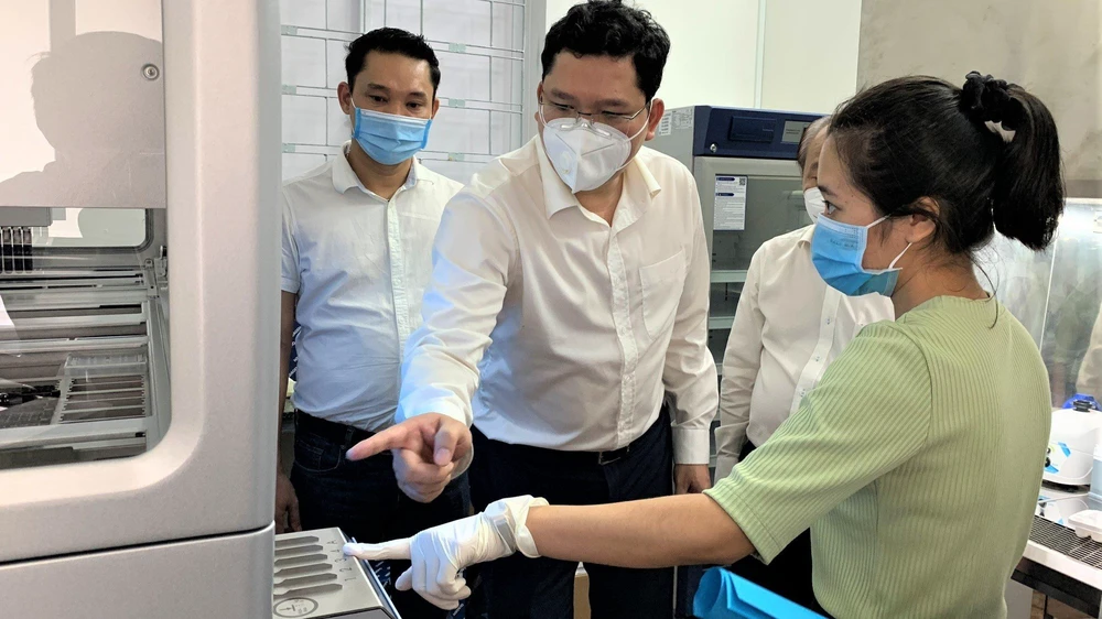 Huyện Châu Đức tiếp nhận máy xét nghiệm RT-PCR do doanh nghiệp tặng trong thời điểm dịch COVID-19 diễn biến phức tạp. Ảnh: ĐT Huyện Châu Đức tiếp nhận máy xét nghiệm RT-PCR do doanh nghiệp tặng trong thời điểm dịch COVID-19 diễn biến phức tạp. Ảnh: ĐT