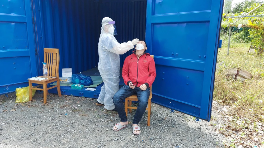 Test nhanh cho các tài xế tại cửa ngõ TP Vũng Tàu đợt cao điểm dịch. Ảnh:TK Test nhanh cho các tài xế tại cửa ngõ TP Vũng Tàu đợt cao điểm dịch. Ảnh:TK