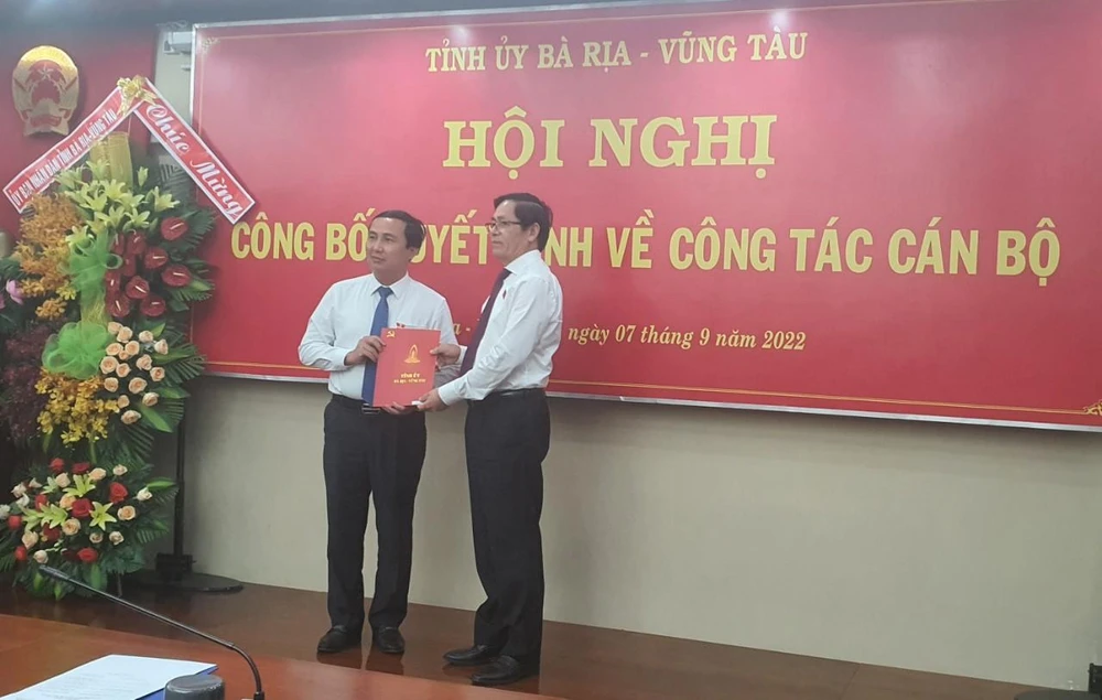 Ông Phạm Viết Thanh, Bí thư, Chủ tịch HĐND tỉnh (bìa phải) trao quyết định cho ông Lê Hoàng Hải. Ảnh: TK