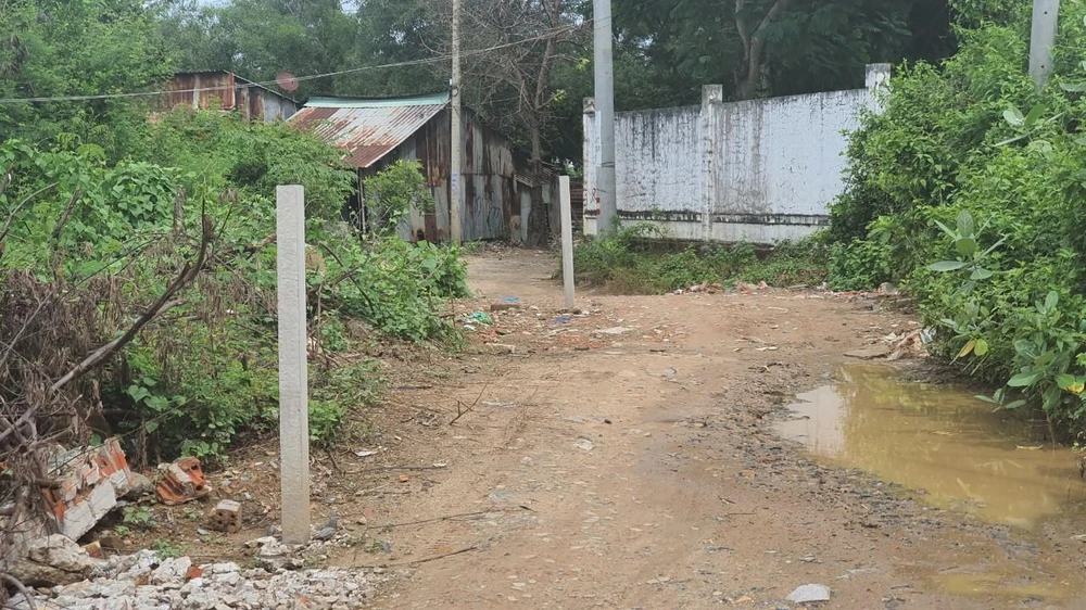 Phía đầu đường 3/2 bên cạnh trường THPT chuyên Lê Quý Đôn cũng có người cắm cọc trên đường để hạn chế xe to vào-Ảnh:NK