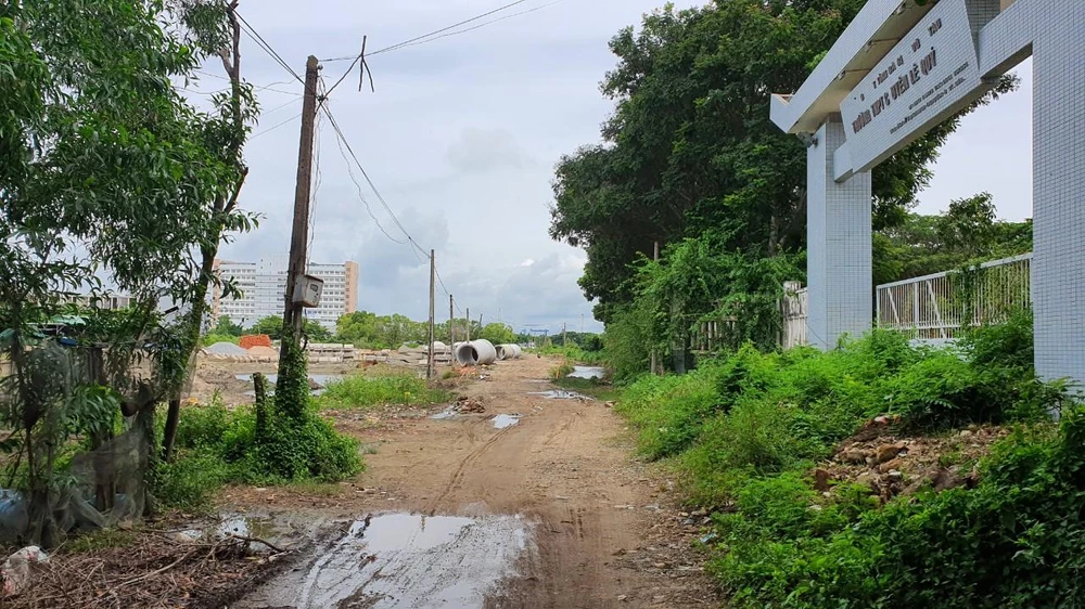 Cổng trường THPT chuyên Lê Quý Đôn bên đường Hàng Điều không mở nhiều năm nay-Ảnh:NK