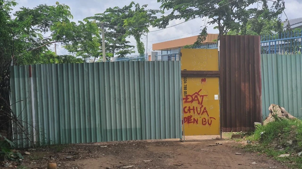 Một đoạn đường Hàng Điều bên hông bệnh viện Vũng Tàu được người dân rào lại do đất chưa đền bù. Ảnh:NK