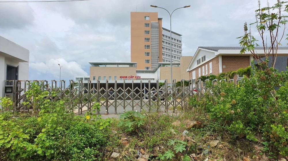 Cổng khoa Cấp cứu bệnh viện Vũng Tàu vẫn đóng vì chưa có đường vào-Ảnh:NK